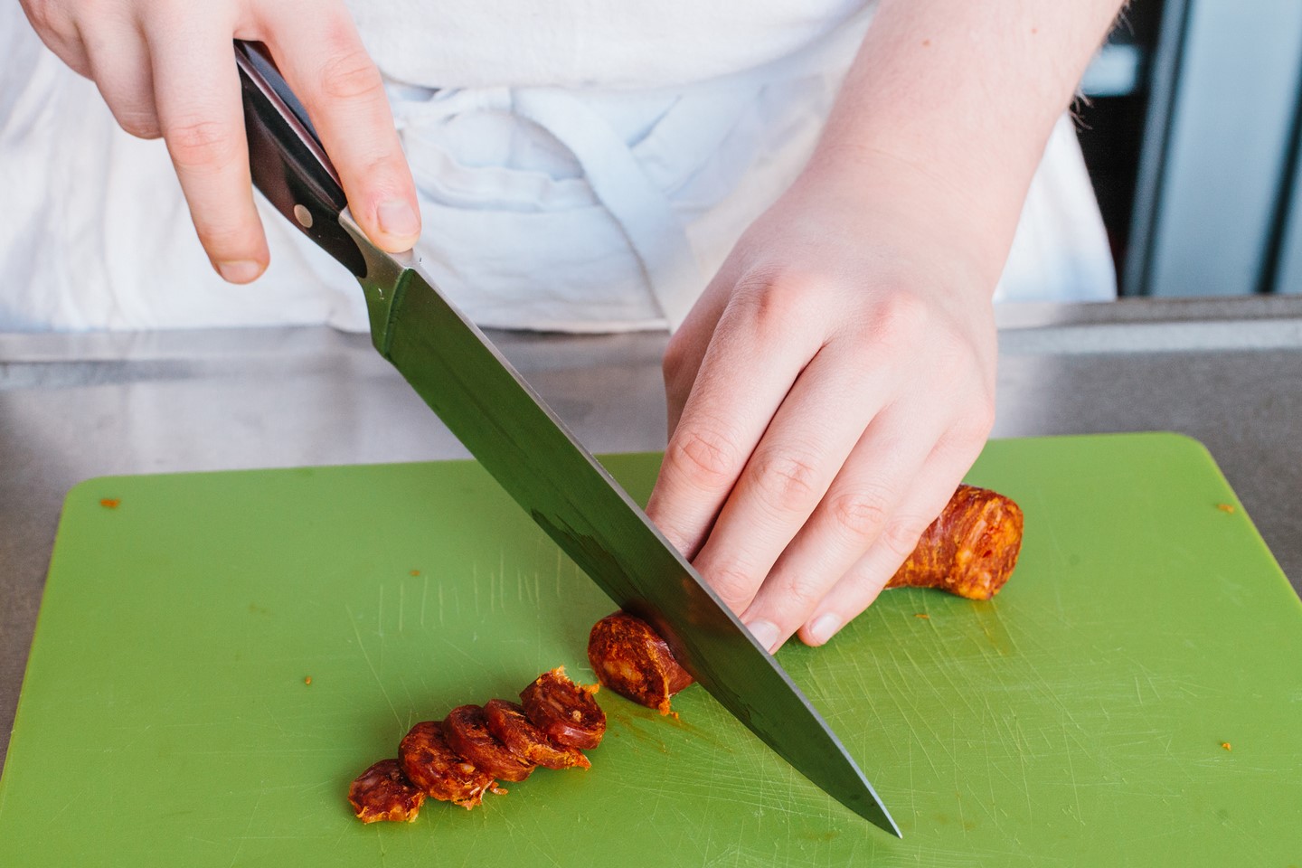 Chorizo in plakjes snijden